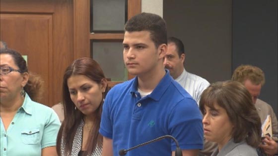 صدق او لا تصدق.. أم تحتضن قاتل ابنتها في المحكمة وتقبله صورة رقم 8