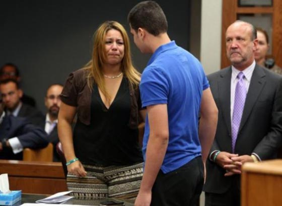 صدق او لا تصدق.. أم تحتضن قاتل ابنتها في المحكمة وتقبله صورة رقم 5