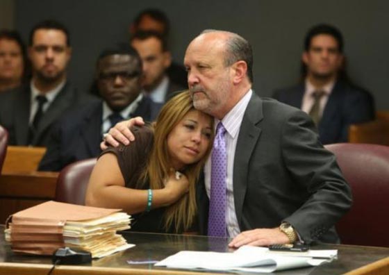 صدق او لا تصدق.. أم تحتضن قاتل ابنتها في المحكمة وتقبله صورة رقم 7