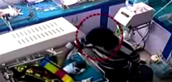 بالفيديو.. عامل داخل مستشفى يكسر ساق رضيع بسبب بكائه صورة رقم 1