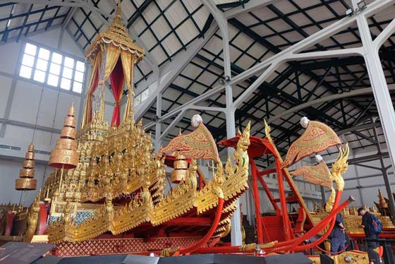  صور وفيديو عربة ملك تايلاند الذهبية تحمل جثمانه للحرق وتنقله للجنّة صورة رقم 1