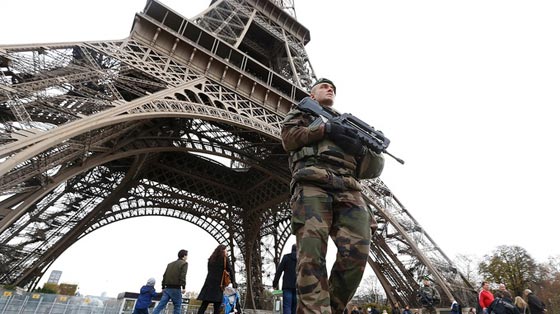 اعتقال افراد خلية ارهابية بينهم فتاة خططت لشن هجوم في برج إيفل صورة رقم 1