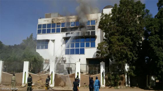  شاهد بالفيديو لحظة اشتعال النار في قناة تلفزيونية اثناء بث مباشر صورة رقم 1