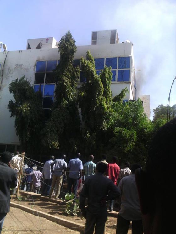  شاهد بالفيديو لحظة اشتعال النار في قناة تلفزيونية اثناء بث مباشر صورة رقم 2