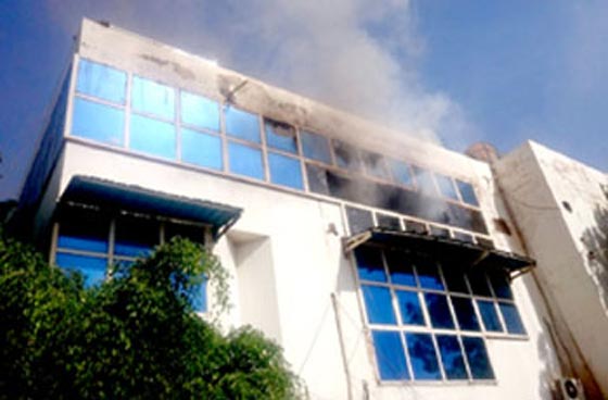  شاهد بالفيديو لحظة اشتعال النار في قناة تلفزيونية اثناء بث مباشر صورة رقم 3