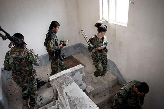 مليون دولار لمن يقتل حسناء دنماركية قتلت 100 من عناصر داعش صورة رقم 9