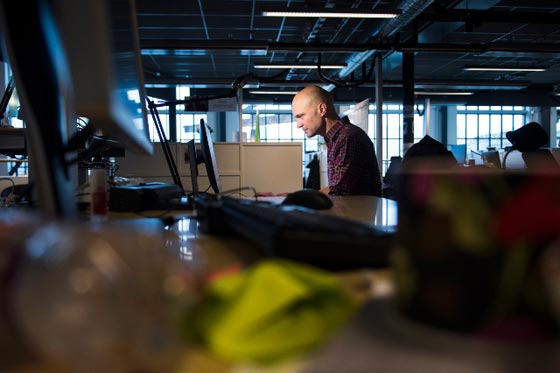 صحفي سويدي ساعد صبيا سوريا لاجئا فوجد نفسه متهما بتهريب البشر صورة رقم 4