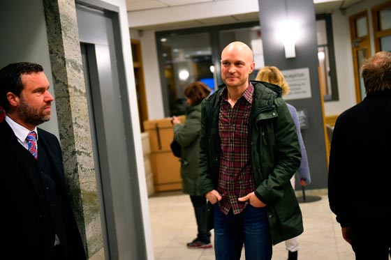 صحفي سويدي ساعد صبيا سوريا لاجئا فوجد نفسه متهما بتهريب البشر صورة رقم 2