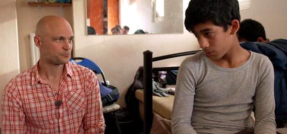 صحفي سويدي ساعد صبيا سوريا لاجئا فوجد نفسه متهما بتهريب البشر صورة رقم 1