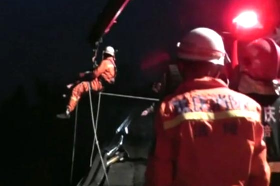 شاحنة على شفا هاوية سحيقة.. فيديو مروع ونهاية سعيدة! صورة رقم 3