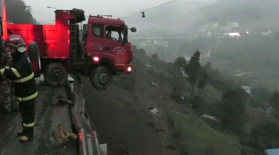 شاحنة على شفا هاوية سحيقة.. فيديو مروع ونهاية سعيدة! صورة رقم 1