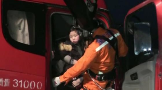 شاحنة على شفا هاوية سحيقة.. فيديو مروع ونهاية سعيدة! صورة رقم 2