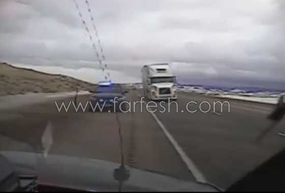 فيديو مروع.. شاحنة تنقلب على سيارة شرطة وتسحقها صورة رقم 1