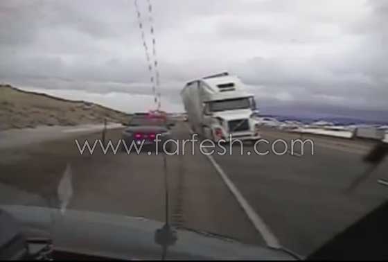 فيديو مروع.. شاحنة تنقلب على سيارة شرطة وتسحقها صورة رقم 2