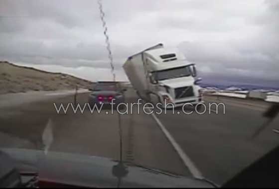 فيديو مروع.. شاحنة تنقلب على سيارة شرطة وتسحقها صورة رقم 3