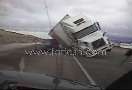 فيديو مروع.. شاحنة تنقلب على سيارة شرطة وتسحقها صورة رقم 4