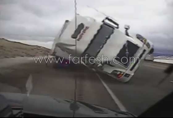 فيديو مروع.. شاحنة تنقلب على سيارة شرطة وتسحقها صورة رقم 5