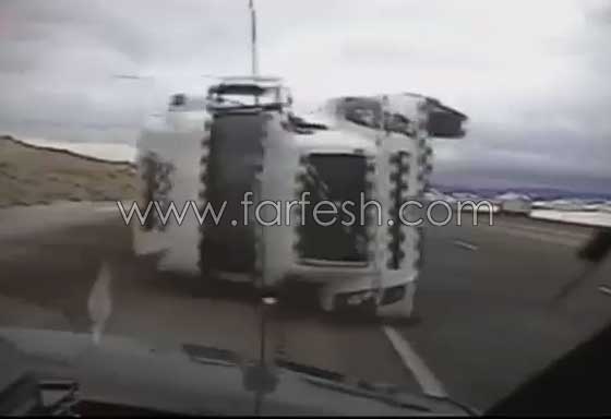 فيديو مروع.. شاحنة تنقلب على سيارة شرطة وتسحقها صورة رقم 6