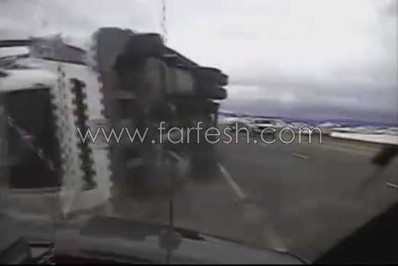 فيديو مروع.. شاحنة تنقلب على سيارة شرطة وتسحقها صورة رقم 7