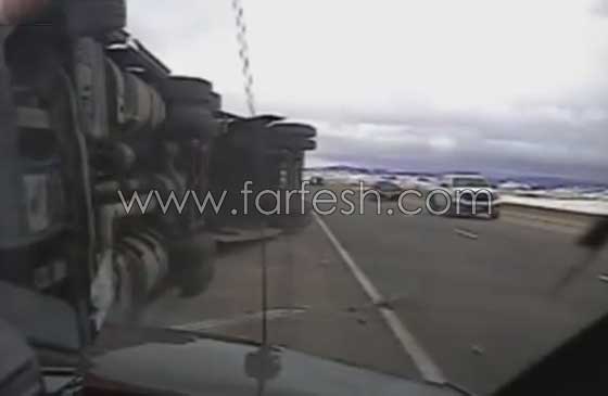 فيديو مروع.. شاحنة تنقلب على سيارة شرطة وتسحقها صورة رقم 8