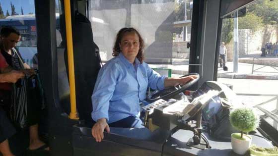 ماجدة دنديس من القدس.. تجمع بين كونها زوجة وام وسائقة باص عمومي صورة رقم 3