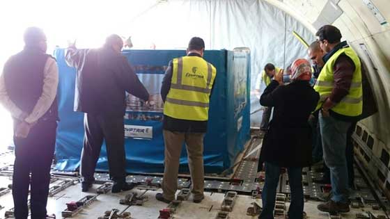 صور مذهلة.. مشروع نقل فتاة مصرية تزن نصف طن الى الهند بطائرة شحن صورة رقم 8