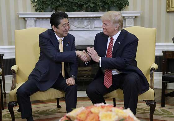 بالفيديو.. أطول مصافحة سياسية بين رئيس الوزراء الياباني وترامب صورة رقم 5