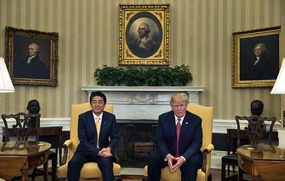 بالفيديو.. أطول مصافحة سياسية بين رئيس الوزراء الياباني وترامب صورة رقم 9