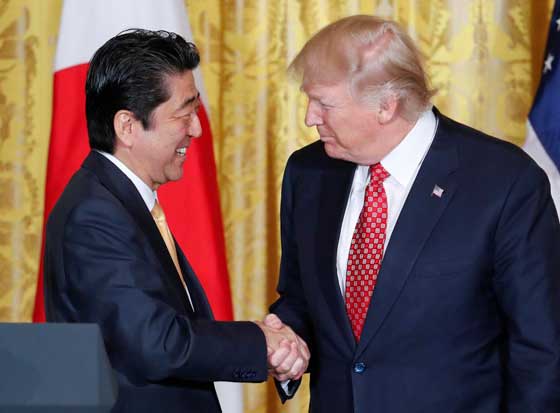 بالفيديو.. أطول مصافحة سياسية بين رئيس الوزراء الياباني وترامب صورة رقم 13