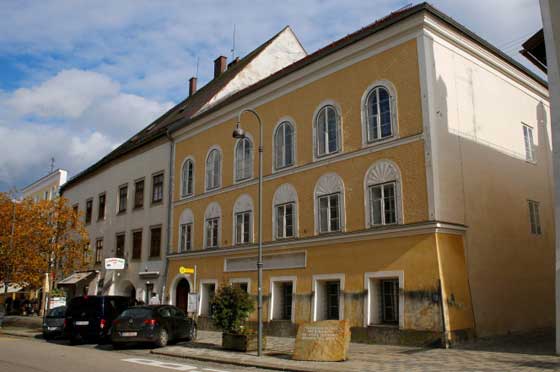 ظهور شبيه هتلر بنفس الشارب والتصفيفة والشرطة النمساوية تتحرك! صورة رقم 5