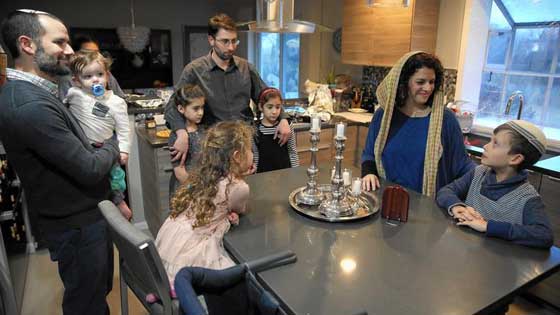 التظاهر ضد ترامب يوحّد عائلة يهودية وعائلة مسلمة في وجبة عشاء صورة رقم 2