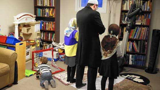 التظاهر ضد ترامب يوحّد عائلة يهودية وعائلة مسلمة في وجبة عشاء صورة رقم 3