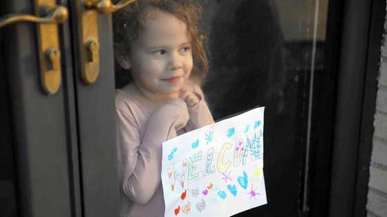 التظاهر ضد ترامب يوحّد عائلة يهودية وعائلة مسلمة في وجبة عشاء صورة رقم 5