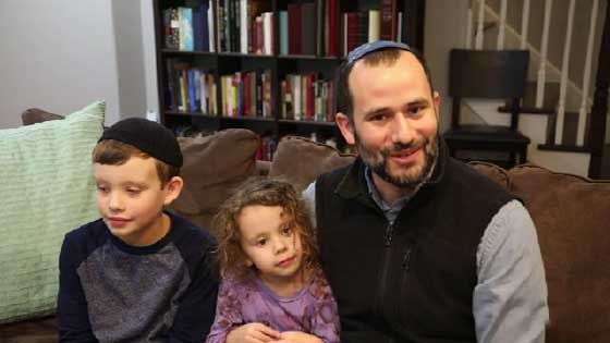 التظاهر ضد ترامب يوحّد عائلة يهودية وعائلة مسلمة في وجبة عشاء صورة رقم 6