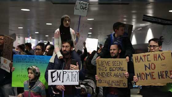 التظاهر ضد ترامب يوحّد عائلة يهودية وعائلة مسلمة في وجبة عشاء صورة رقم 7