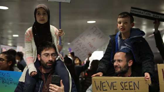 التظاهر ضد ترامب يوحّد عائلة يهودية وعائلة مسلمة في وجبة عشاء صورة رقم 8