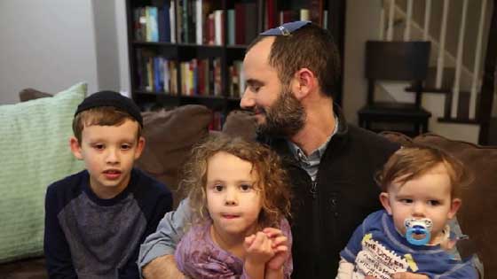 التظاهر ضد ترامب يوحّد عائلة يهودية وعائلة مسلمة في وجبة عشاء صورة رقم 9