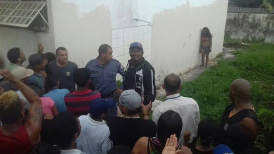 فيديو مروع.. حشود غاضبة تنتزع امرأة قاتلة من السجن وتلقيها في نار مستعرة صورة رقم 3