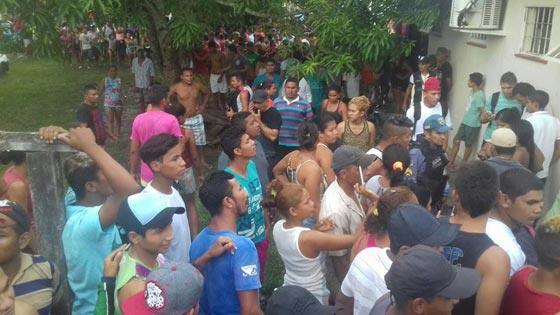 فيديو مروع.. حشود غاضبة تنتزع امرأة قاتلة من السجن وتلقيها في نار مستعرة صورة رقم 4