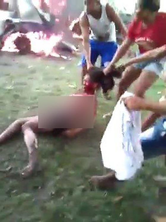 فيديو مروع.. حشود غاضبة تنتزع امرأة قاتلة من السجن وتلقيها في نار مستعرة صورة رقم 1