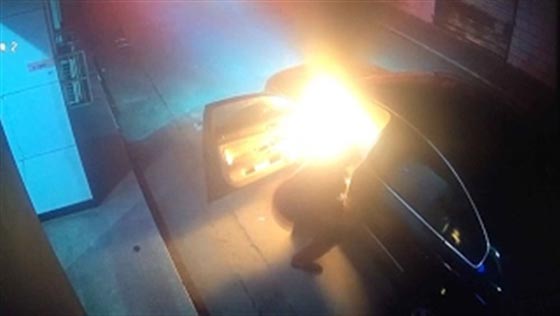 النيران تلتهم سيارة متوقفة امام بنك بلحظات.. والسبب غامض! فيديو صورة رقم 1