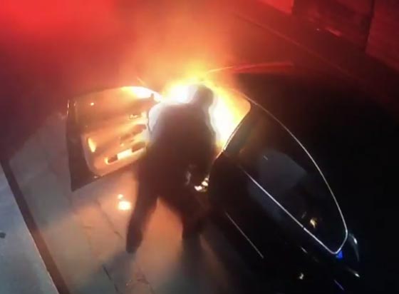 النيران تلتهم سيارة متوقفة امام بنك بلحظات.. والسبب غامض! فيديو صورة رقم 2