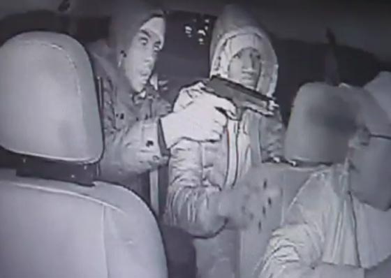 3 دقائق من الرعب عاشها سائق تاكسي برفقة مجرمين مسلحين.. فيديو صورة رقم 1