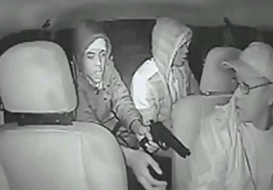 3 دقائق من الرعب عاشها سائق تاكسي برفقة مجرمين مسلحين.. فيديو صورة رقم 2