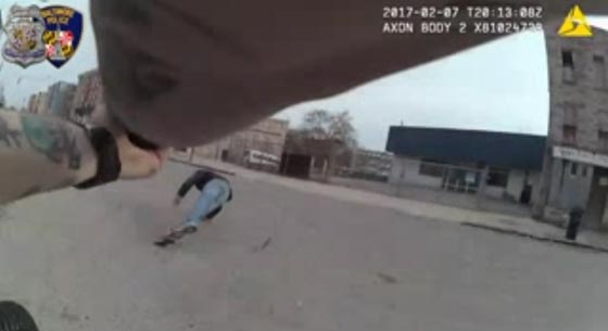 مواجهة نارية بين شرطي امريكي وسجين محرر انتهت بمقتل الاخير! فيديو صورة رقم 2