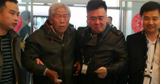 رجل صيني يعود الى وطنه بعدما علق 53 عاما في الهند! فيديو صورة رقم 1