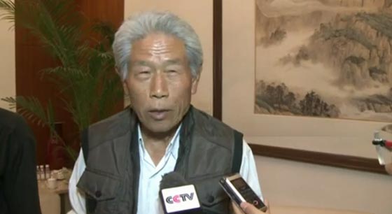 رجل صيني يعود الى وطنه بعدما علق 53 عاما في الهند! فيديو صورة رقم 2