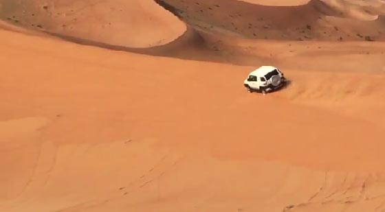 فيديو مثير.. انقلبت السيارة وقذفت سائقها وهو يمارس التطعيس صورة رقم 1