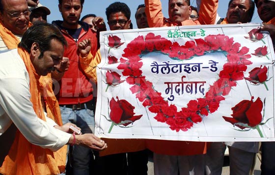 تظاهرات رافضة لعيد الحب.. مخالف للاسلام ويؤذي العازبين! صورة رقم 9