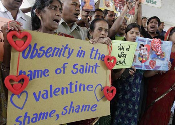 تظاهرات رافضة لعيد الحب.. مخالف للاسلام ويؤذي العازبين! صورة رقم 11